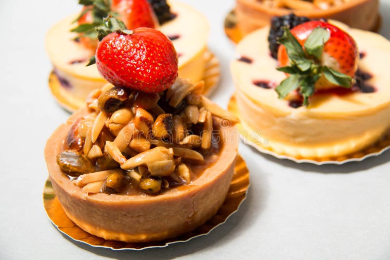 Tarte d'écrou d'amande sur le fromage frais supérieur de fraise et de myrtille image stock Tarte d'écrou d'amande sur le fromage frais supérieur de fraise et de myrtille image stock