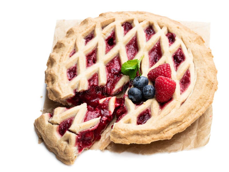 Tarte de baga inteira caseira isolada em branco imagens de stock royalty free