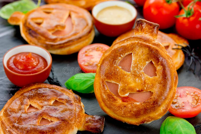 Tarte de casse-croûte de potiron de recette de Halloween avec du jambon et des tomates-cerises image libre de droits Tarte de casse-croûte de potiron de recette de Halloween avec du jambon et des tomates-cerises image libre de droits