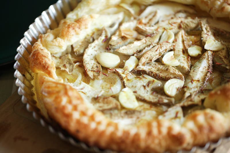Tarte de champignon de couche effectuée à partir du porcini, du safran et du garli photographie stock libre de droits Tarte de champignon de couche effectuée à partir du porcini, du safran et du garli photographie stock libre de droits