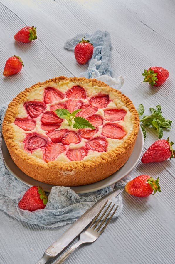 Tarte de fraise sur le fond gris de cuisine Gâteau au fromage de baies décoré des fraises fraîches organiques et des feuilles en photos libres de droits Tarte de fraise sur le fond gris de cuisine Gâteau au fromage de baies décoré des fraises fraîches organiques et des feuilles en photos libres de droits