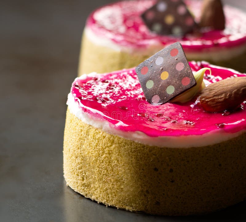 Tarte de pistache de framboise mini images stock Tarte de pistache de framboise mini images stock