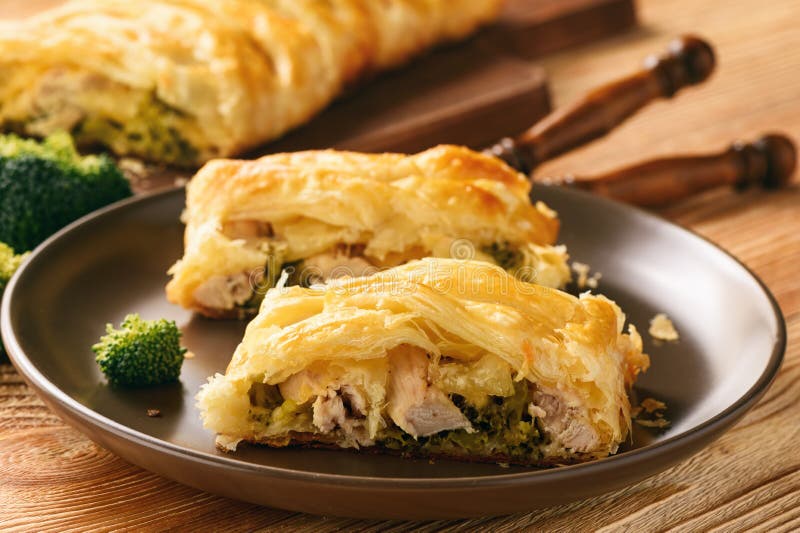 Tarte fait maison bourré du brocoli, du poulet et du fromage photo libre de droits Tarte fait maison bourré du brocoli, du poulet et du fromage photo libre de droits