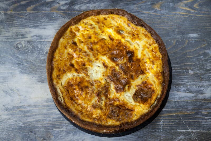 Tarte français traditionnel de la Lorraine de quiche, vu d'en haut, sur l'affichage sur une table en bois rustique images stock Tarte français traditionnel de la Lorraine de quiche, vu d'en haut, sur l'affichage sur une table en bois rustique images stock