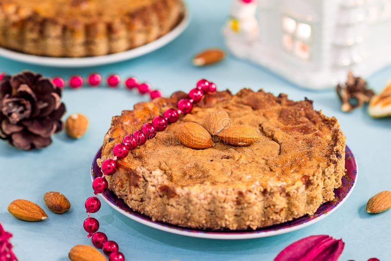 Tarte Gluten-gratuite d'Apple avec de la cannelle, les amandes et le chocolat pour Noël photos libres de droits Tarte Gluten-gratuite d'Apple avec de la cannelle, les amandes et le chocolat pour Noël photos libres de droits