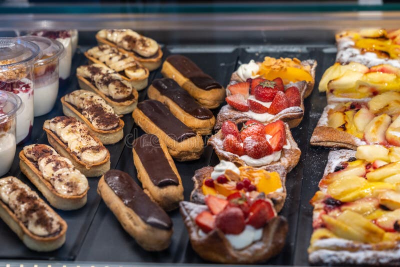 Tarte gonflée délicieuse d'eclair et de fraise de chocolat dans le magasin de pâtisserie photographie stock libre de droits Tarte gonflée délicieuse d'eclair et de fraise de chocolat dans le magasin de pâtisserie photographie stock libre de droits
