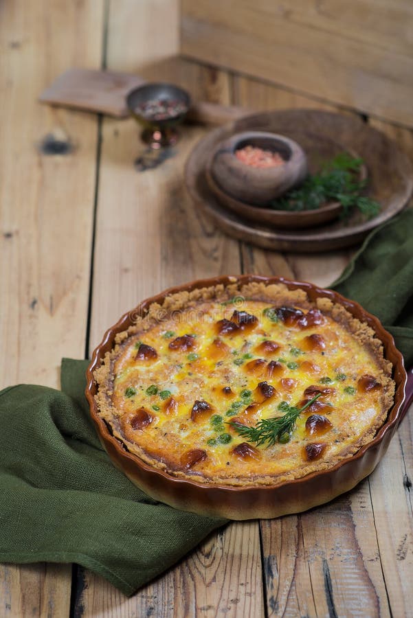 Tarte ouvert vermeil rond avec le remplissage de légume et de fromage photo stock Tarte ouvert vermeil rond avec le remplissage de légume et de fromage photo stock