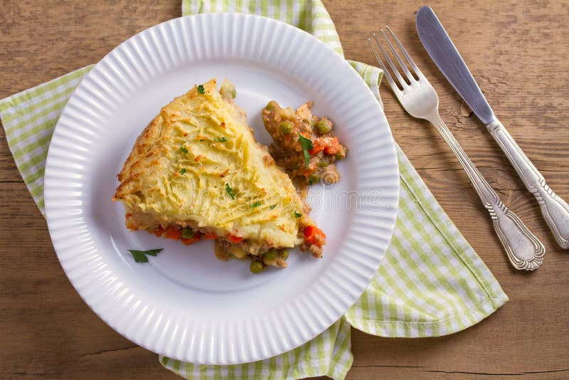 Tarte traditionnel de berger - plat populaire en Irlande Étoffez la viande, la cocotte en terre de purée de pommes de terre, de f image libre de droits Tarte traditionnel de berger - plat populaire en Irlande Étoffez la viande, la cocotte en terre de purée de pommes de terre, de f image libre de droits