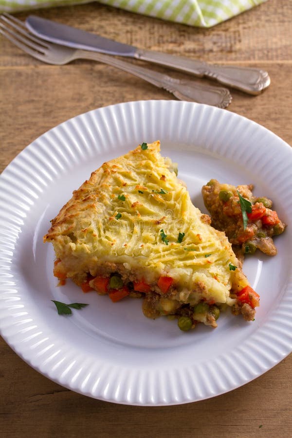 Tarte traditionnel de berger - plat populaire en Irlande Étoffez la viande, la cocotte en terre de purée de pommes de terre, de f photographie stock libre de droits Tarte traditionnel de berger - plat populaire en Irlande Étoffez la viande, la cocotte en terre de purée de pommes de terre, de f photographie stock libre de droits