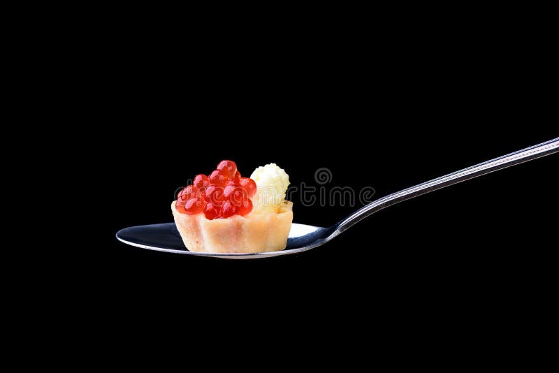 Tartelette avec le caviar et le beurre rouges sur une cuillerée à soupe sur un Ba noir image libre de droits Tartelette avec le caviar et le beurre rouges sur une cuillerée à soupe sur un Ba noir image libre de droits