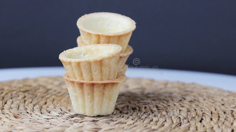 Tartelettes vides sans gros plan de remplissage. banque de vidéos