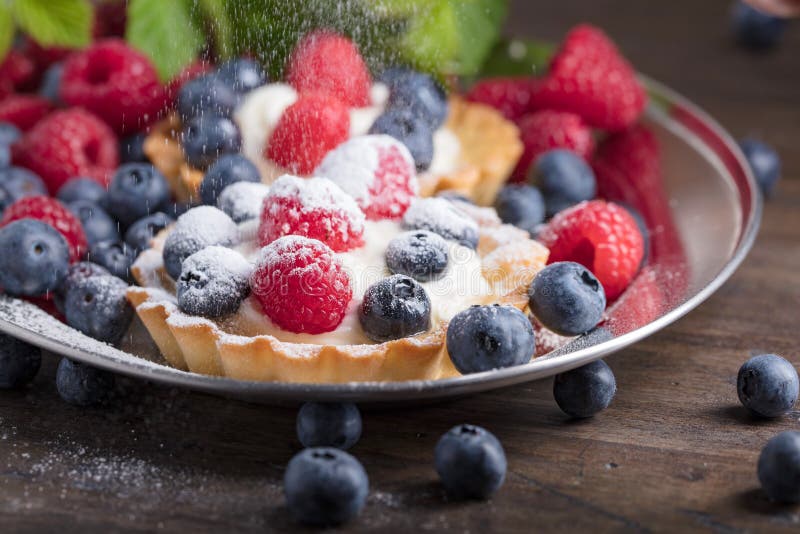 Tartes de dessert avec des framboises et des myrtilles sur un tabl en bois images libres de droits Tartes de dessert avec des framboises et des myrtilles sur un tabl en bois images libres de droits