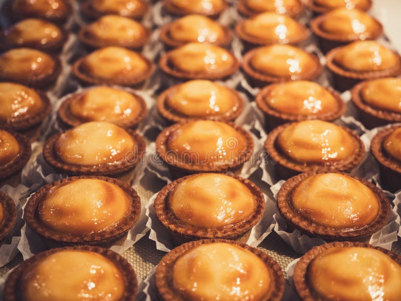 Tartes de fromage en dessert cuit au four par boulangerie de plateau dans le magasin photos libres de droits Tartes de fromage en dessert cuit au four par boulangerie de plateau dans le magasin photos libres de droits