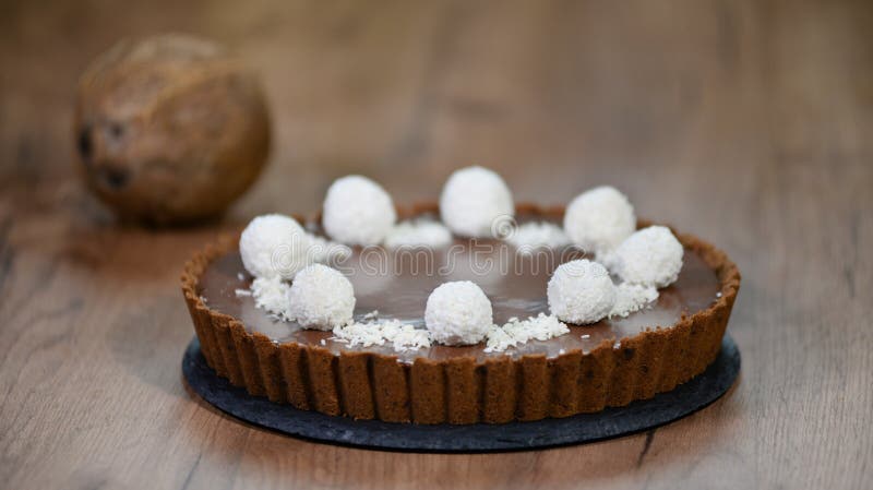 Tartes de noix de coco de chocolat avec des truffes image stock Tartes de noix de coco de chocolat avec des truffes image stock