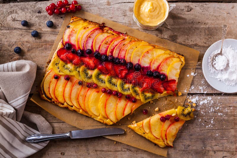 Tartlet van het bladerdeegfruit royalty-vrije stock afbeeldingen Tartlet van het bladerdeegfruit royalty-vrije stock afbeeldingen