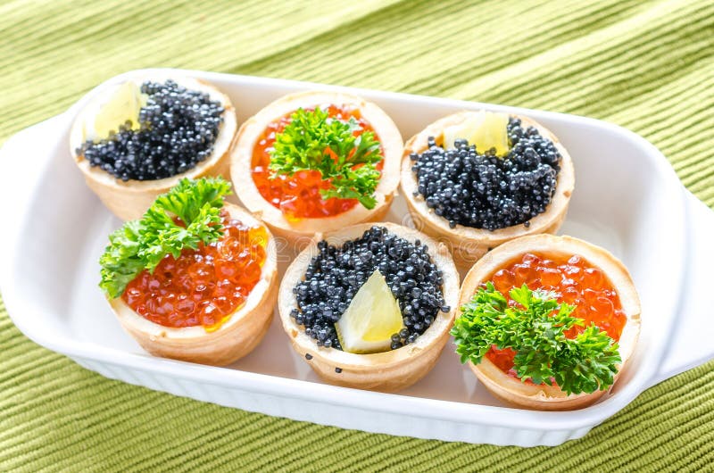 Подача черной и красной икры