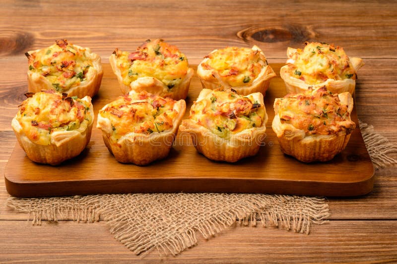 Tartlets backten mit Kartoffelpüree, Käse, Schinken und Petersilie lizenzfreie stockfotos Tartlets backten mit Kartoffelpüree, Käse, Schinken und Petersilie lizenzfreie stockfotos