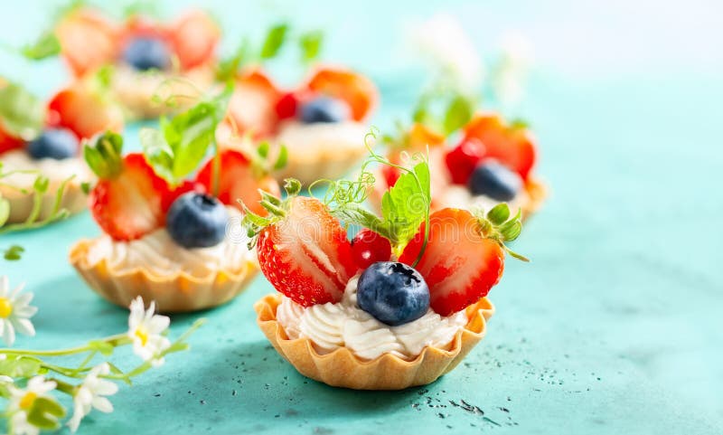 Tartlets de la baya del verano con las bayas poner crema y frescas imagenes de archivo Tartlets de la baya del verano con las bayas poner crema y frescas imagenes de archivo