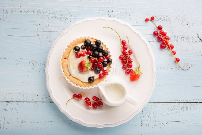 Tartlets med kräm- och nya bär royaltyfria foton Tartlets med kräm- och nya bär royaltyfria foton