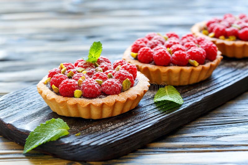 Tartlets mit Schokolade, Himbeere und Pistazie stockfotos Tartlets mit Schokolade, Himbeere und Pistazie stockfotos