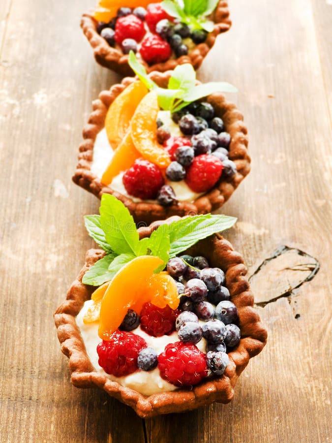 Tartlets με το τυρί και τα μούρα στοκ φωτογραφία Tartlets με το τυρί και τα μούρα στοκ φωτογραφία