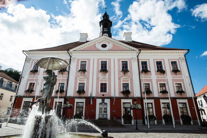 Tartu urząd miasta i fontanna całowanie ucznie zdjęcia royalty free Tartu urząd miasta i fontanna całowanie ucznie zdjęcia royalty free