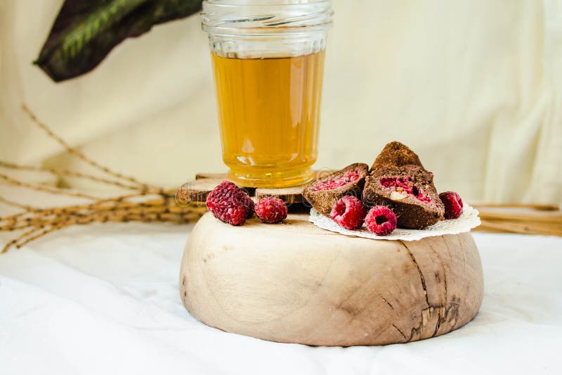 Tartufi di cioccolato con il lampone, cacao in polvere su fondo leggero Composizione posta piana con i tartufi di cioccolato crud fotografia stock Tartufi di cioccolato con il lampone, cacao in polvere su fondo leggero Composizione posta piana con i tartufi di cioccolato crud fotografia stock