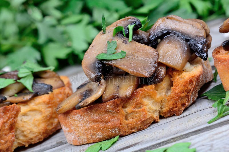 Tas de bruschette avec l'ail et le persil de champignon image stock Tas de bruschette avec l'ail et le persil de champignon image stock