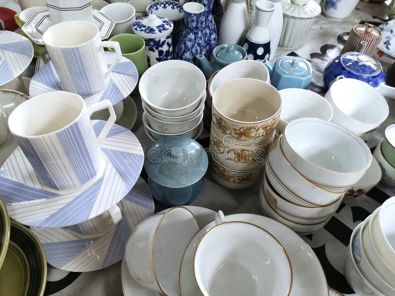 Tas de vaisselle différente, de porcelaine et de plats en céramique Cuvette, plats et tasses Fin vers le haut photos libres de droits Tas de vaisselle différente, de porcelaine et de plats en céramique Cuvette, plats et tasses Fin vers le haut photos libres de droits