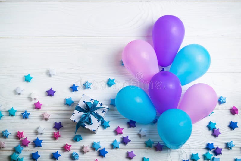 Tas des ballons colorés sur le fond en bois blanc Fond d'anniversaire ou de r?ception style plat de configuration image libre de droits Tas des ballons colorés sur le fond en bois blanc Fond d'anniversaire ou de r?ception style plat de configuration image libre de droits