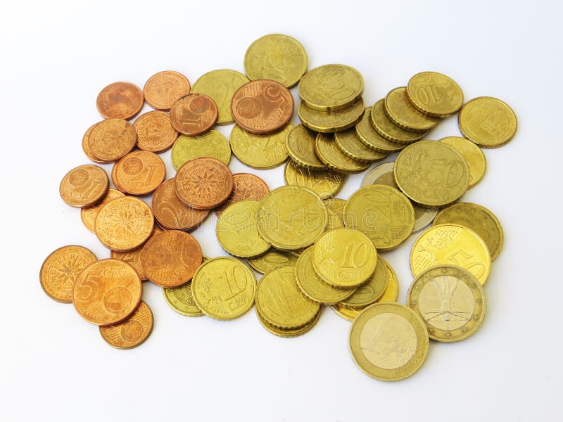 Tas des pièces de monnaie en cuivre assorties d'euro argent avec un fond blanc photographie stock libre de droits Tas des pièces de monnaie en cuivre assorties d'euro argent avec un fond blanc photographie stock libre de droits