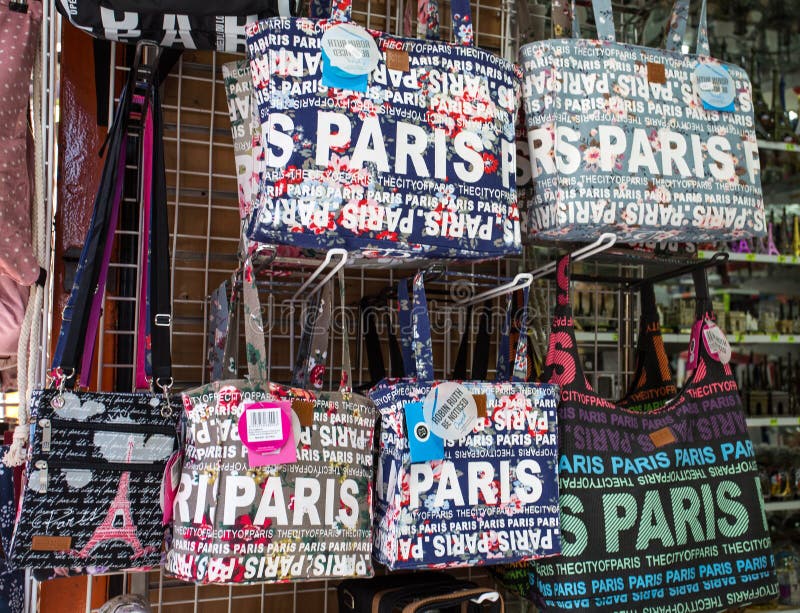 Taschen mit Paris-Logo im Verkauf in Montmartre-Souvenirladen in Paris, Frankreich lizenzfreie stockfotografie Taschen mit Paris-Logo im Verkauf in Montmartre-Souvenirladen in Paris, Frankreich lizenzfreie stockfotografie