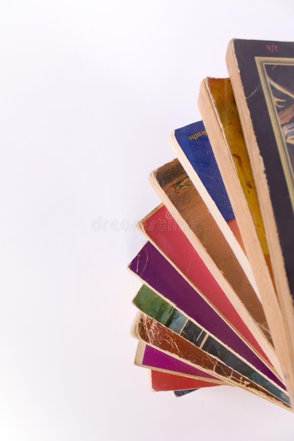 Taschenbuch-Bücher im gewundenen Stapel lizenzfreies stockfoto Taschenbuch-Bücher im gewundenen Stapel lizenzfreies stockfoto