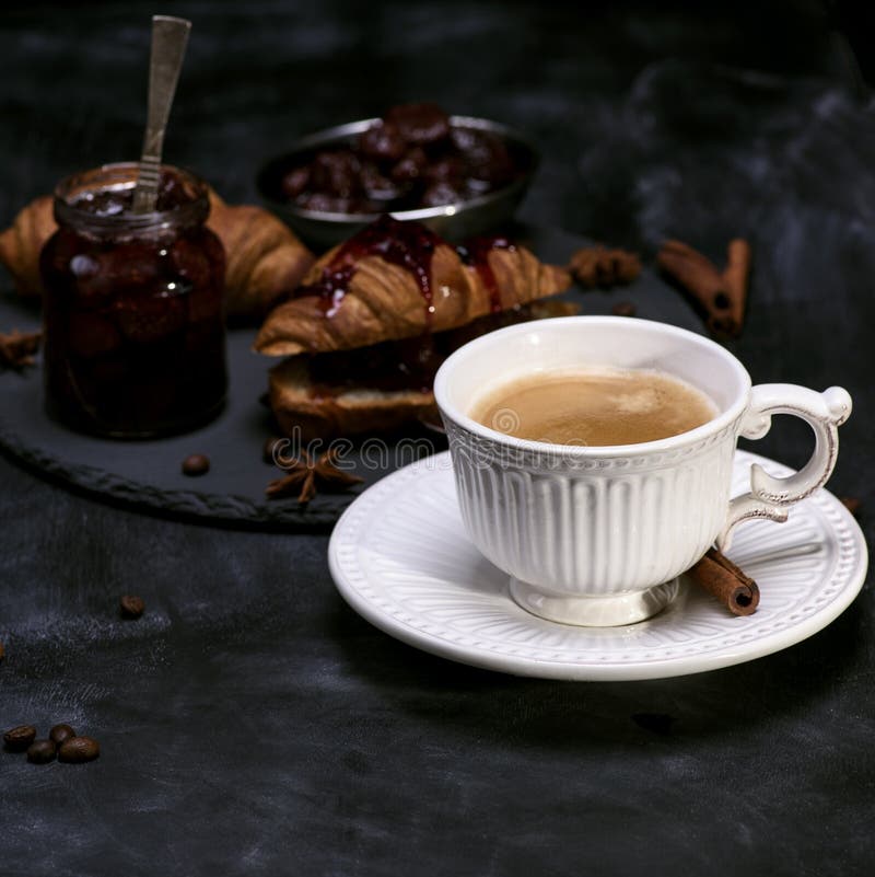 Tasse blanche avec du café noir photographie stock Tasse blanche avec du café noir photographie stock