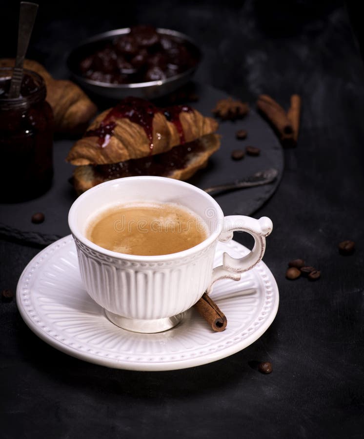 Tasse blanche en céramique avec du café noir image libre de droits Tasse blanche en céramique avec du café noir image libre de droits