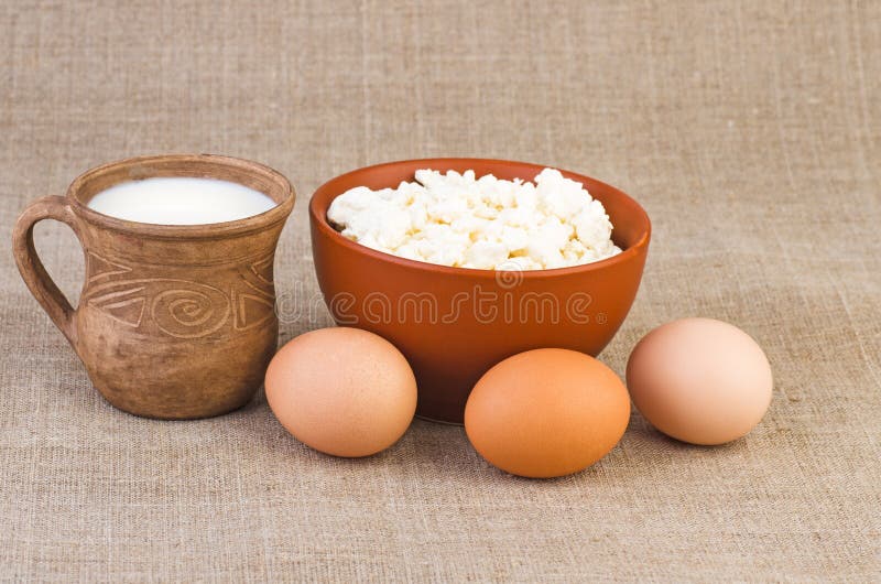 Tasse d'argile de lait, d'oeufs et de laits caillés photographie stock Tasse d'argile de lait, d'oeufs et de laits caillés photographie stock