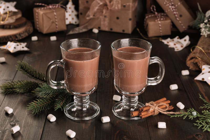 Tasse de boisson de cacao de chocolat chaud avec de la cannelle photo libre de droits Tasse de boisson de cacao de chocolat chaud avec de la cannelle photo libre de droits