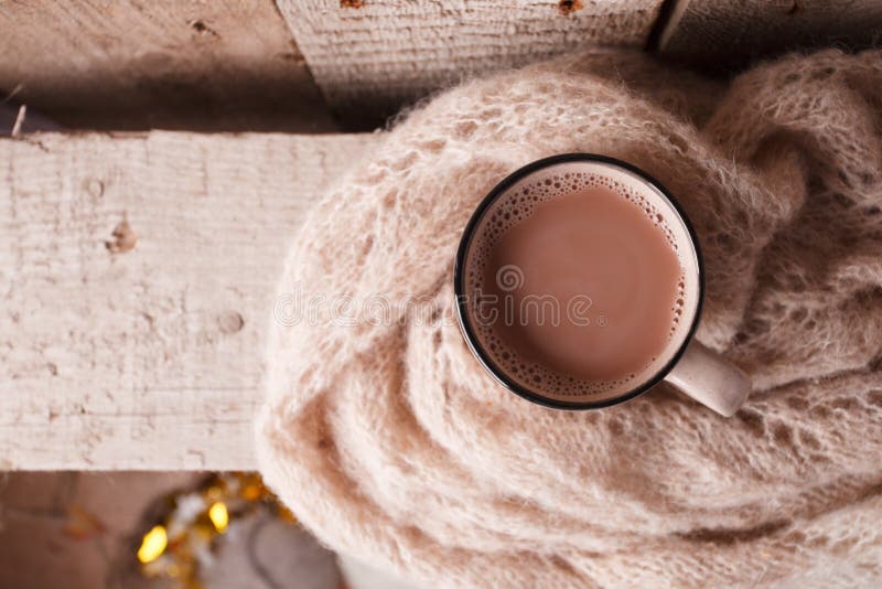 Tasse de cacao chaud sur le banc en bois rustique avec tricoter l'écharpe molle, photo de plan rapproché de chandail chaud avec, image libre de droits Tasse de cacao chaud sur le banc en bois rustique avec tricoter l'écharpe molle, photo de plan rapproché de chandail chaud avec, image libre de droits