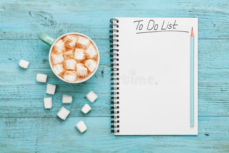 Tasse de cacao ou de chocolat chaud avec la guimauve et le carnet avec pour faire la liste sur la table de vintage de turquoise c photographie stock Tasse de cacao ou de chocolat chaud avec la guimauve et le carnet avec pour faire la liste sur la table de vintage de turquoise c photographie stock