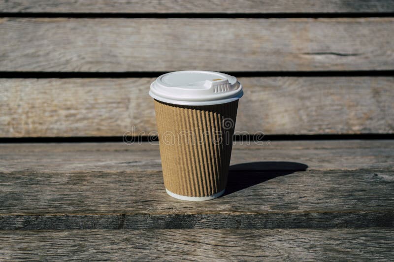 Tasse De Café Jetable Sur Une Surface En Bois Image stock - Image du  boisson, assez: 255596649