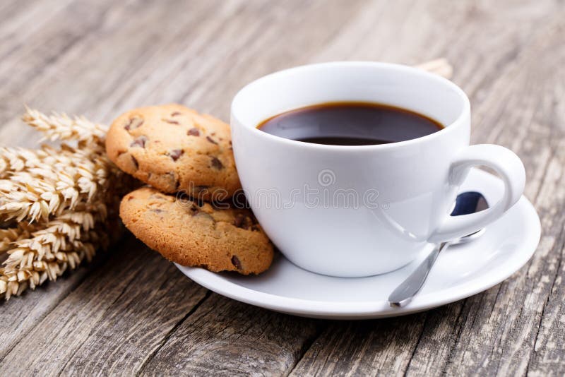 Tasse De Café Avec Les Biscuits Et Le Blé Sur Une Table Image stock