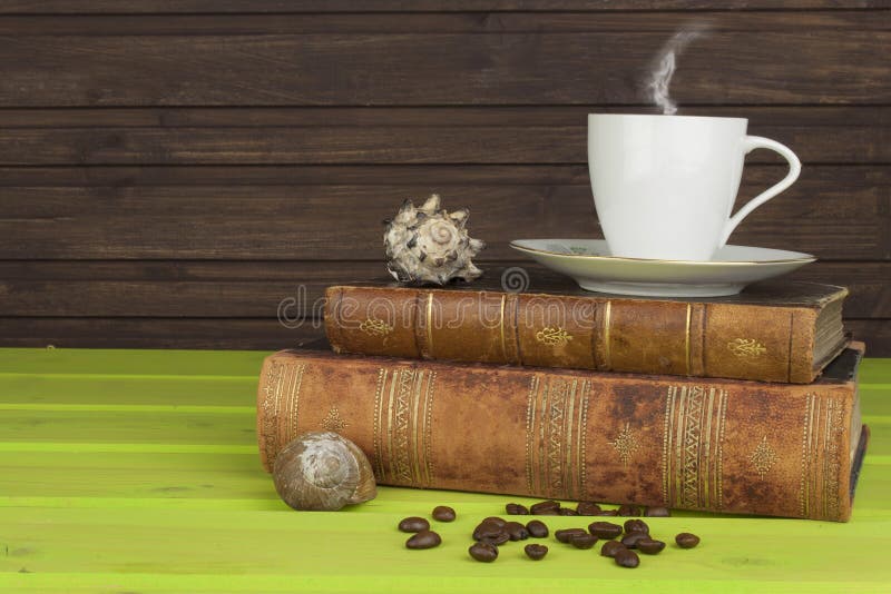 Tasse de café chaud et de vieux livre Détente au café Étude de vieux livres Endroit pour votre texte photo stock Tasse de café chaud et de vieux livre Détente au café Étude de vieux livres Endroit pour votre texte photo stock