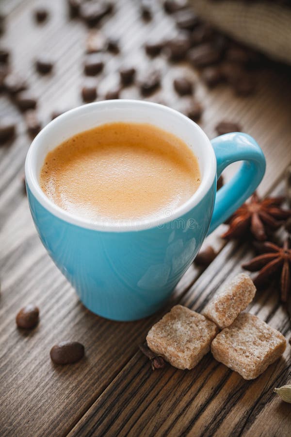 Tasse de café d'expresso, cubes en sucre, grains de café et épices sur le bureau en bois photos stock Tasse de café d'expresso, cubes en sucre, grains de café et épices sur le bureau en bois photos stock