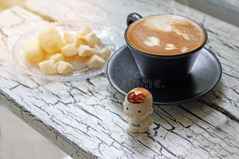 Tasse de café de cappuccino et de biscuit thaïlandais avec la réflexion des WI image libre de droits Tasse de café de cappuccino et de biscuit thaïlandais avec la réflexion des WI image libre de droits