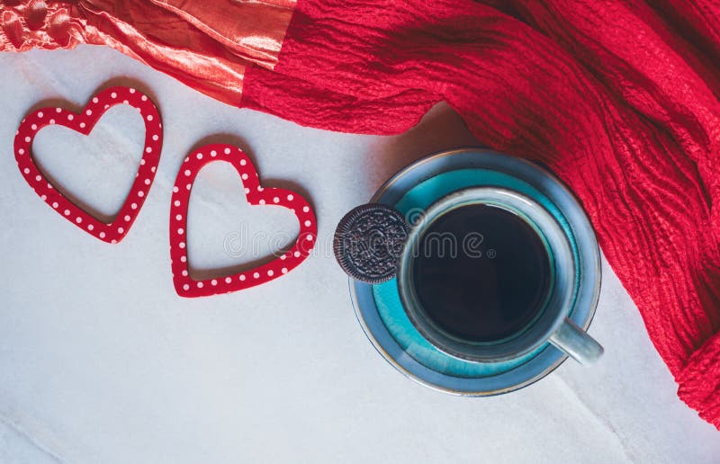 Tasse de café, des décorations de coeurs et d'une écharpe rouge sur le fond blanc photo stock Tasse de café, des décorations de coeurs et d'une écharpe rouge sur le fond blanc photo stock