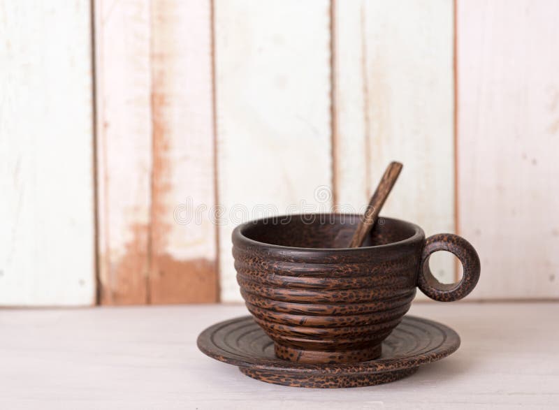 Tasse de café en bois sur le rétro fond grunge de table photos libres de droits Tasse de café en bois sur le rétro fond grunge de table photos libres de droits