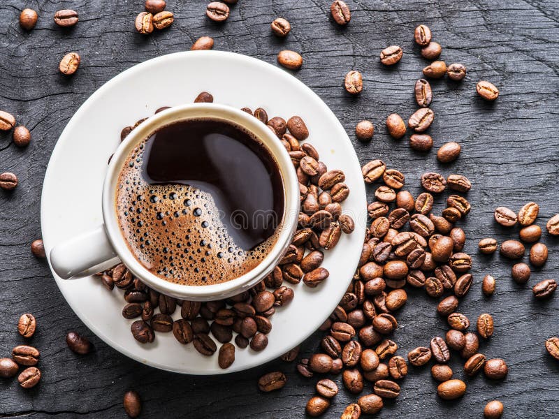 Tasse de café entourée par des grains de café Vue supérieure