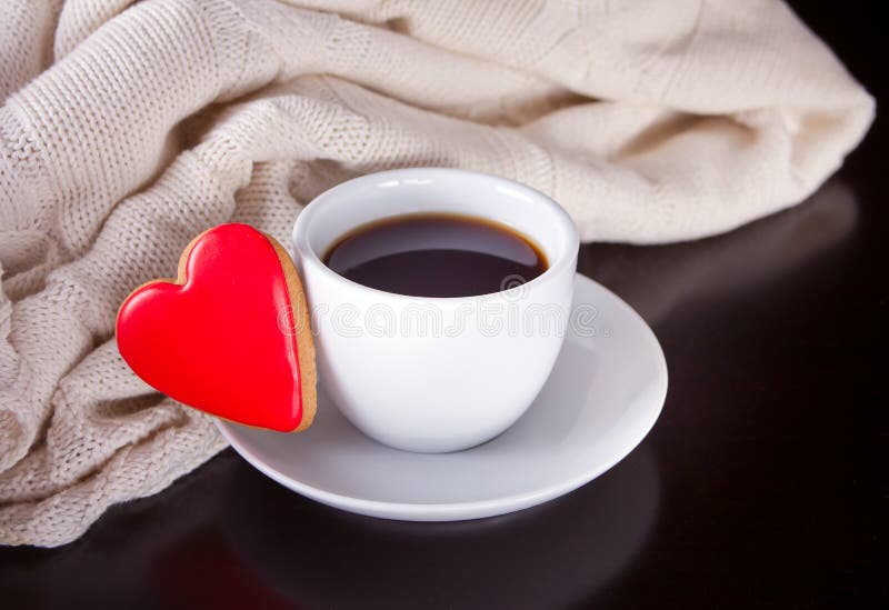 Tasse de café et de biscuit en forme de coeur sur la table en bois photos stock Tasse de café et de biscuit en forme de coeur sur la table en bois photos stock