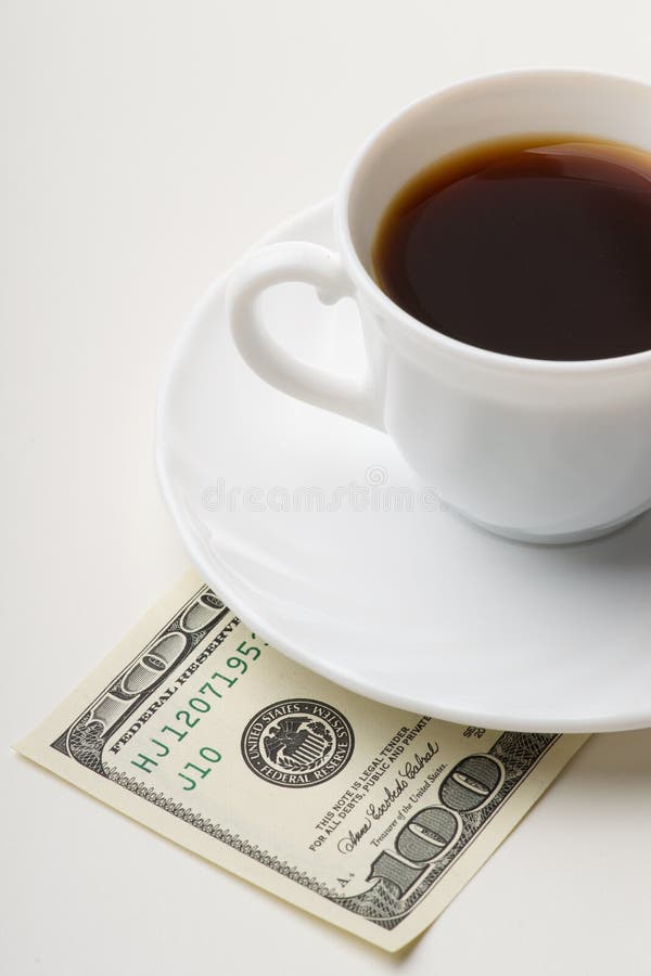 Tasse de café et cent U S Dollars photographie stock libre de droits Tasse de café et cent U S Dollars photographie stock libre de droits