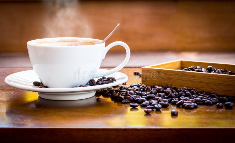 Tasse de café et grains de café photographie stock libre de droits Tasse de café et grains de café photographie stock libre de droits